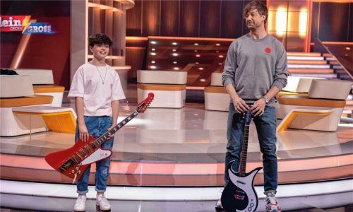 Benno Panhans (links) aus Stephanskirchen tritt bei der Fernsehshow „Klein gegen Groß – Das unglaubliche Duell“ gegen den Musiker Samu Haber an. Hier sieht man sie bei der Aufzeichnung der Sendung im Studio.Foto NDR/Thorsten Jander