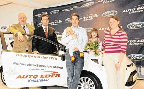 Besondere Erinnerungen: Seit 25 Jahren übergibt Willi Bonke (Zweiter von links), Geschäftsführer von Auto Eder Kolbermoor, zusammen mit OVB-Redaktionsleiter Willi Börsch (links), die gestifteten Pkws der OVB-Spendenaktion. Hier, im Jahr 2011, war es ein Ford Fiesta, der in Familie Vogt (rechts) aus Bad Endorf seinen neuen Besitzer fand. Foto Fotoarchiv