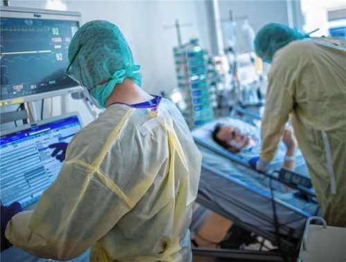 Bessere Chancen: Auch dank verbesserter Therapien überleben auf Intensivstationen weit mehr Covid-19-Patienten als im vergangenen Jahr. Foto DPA