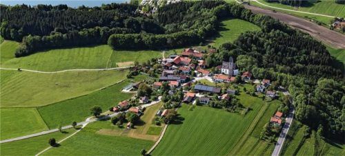 Blick auf den Bad Endorfer Ortsteil Hirnsberg, der jetzt – ebenso wie Pfeil – Vorteile aus dem neuen Prädikat erlangt.Foto Weißmüller