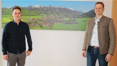 Bürgermeister Simon Frank (rechts) begrüßte Peter Graf als neuen Mitarbeiter im Rathaus.Foto Rehberg