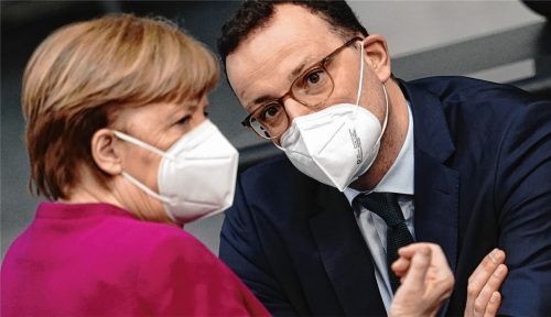 Bundeskanzlerin Angela Merkel (CDU) im Gespräch mit Jens Spahn (CDU), Bundesminister für Gesundheit: Beide stehen für ihr Krisenmanagement in der Pandemie auch bei unseren Lesern in der Kritik. Foto dpa