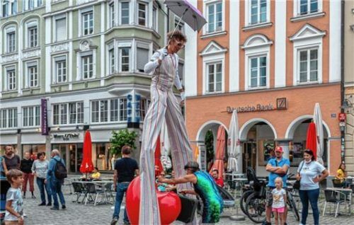 Buntes Treiben auf Rosenheims Straßen.Foto Schnuerch