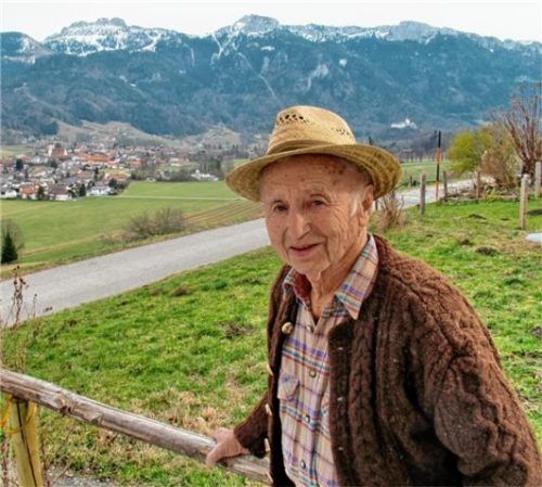 Daheim in Fellerer genießt Alois Schlemer den Ausblick ins Priental. Foto Hötzelsperger