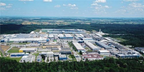 Das „modernste Aluminiumwerk der westlichen Welt“ laut AMAG steht im österreichischen Ranshofen (Bezirk Braunau). Der Konzern ist seit Ende Oktober Mehrheitseigentümer der Aircraft Philipp aus Übersee.