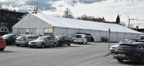 Das neue Zelt auf der Loretowiese: Um das Impfzentrum bei Bedarf aufrüsten zu können, wurden die Kapazitäten vorsorglich aufgestockt. Genutzt wird das neue Zelt allerdings vorerst nicht.Foto SChlecker
