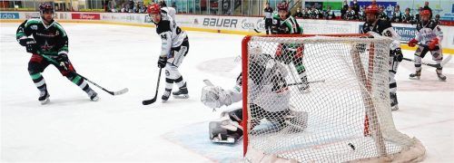 Das Rosenheimer Tor zum 6:2 gegen Passau durch Alexander Höller (links). Foto Butzhammer