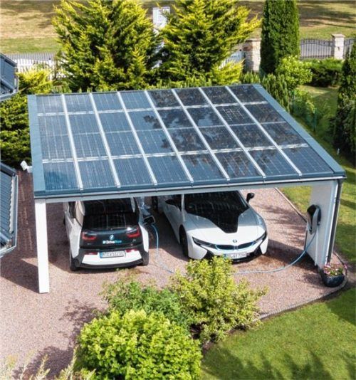 Den eigenen Carport als E-Tankstelle nutzen.Foto djd/solarcarport