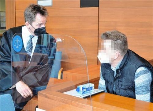 Der Angeklagte (rechts) mit seinem Verteidiger Harald Baumgärtl aus Rosenheim unmittelbar vor den Plädoyers. Foto Kretzmer-Diepold