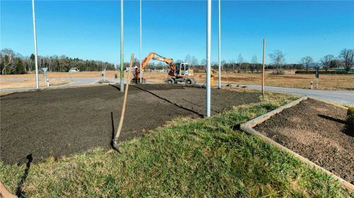 Der Boden am Feldener Kreisel ist für die Neugestaltung bestellt. Foto Berger
