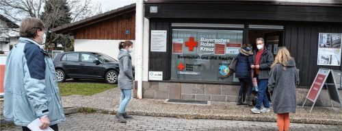 Der erste Proband verlässt nach wenigen Minuten die Testräume des BRK in Raubling. Foto Ruprecht