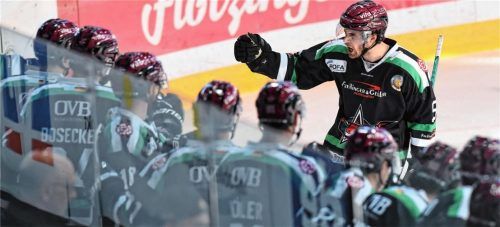 Der Jubel: Torjäger Kyle Gibbons nach seinem Treffer zum 2:3. Später gelang ihm der Siegtreffer. Foto Ziegler