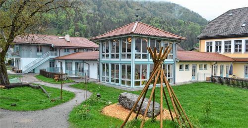 Der Kindergarten „Schatztruhe“ in Niederaudorf soll erweitert werden. Dazu soll die „Alte Schule“ aus- und umgebaut werden. Sechs Architekturbüros stellten ihre Entwürfe vor. Foto Lotter