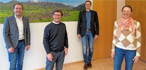 Der Leiter der Tourist Info Herbert Reiter, Kulturbeauftragter Winfried Wolke, Bürgermeister Simon Frank und Kulturreferentin Corinna Spieth-Hölz leiten die neue Ära ein (von links).Foto  re