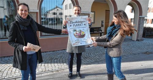 Der Raublinger Bürgermeister Olaf Kalsperger, ÖMR-Projektmanagerin Stefanie Adeili (links) und Saskia Sittel vom Bürgerhaus Raubling bei der Präsentation der Werbeplakate. Fotos Ruprecht