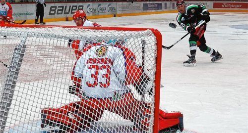 Der Schuss von Verteidiger Maxi Vollmayer verfehlte beim letzten Spiel das Peitinger Tor noch knapp. Foto  Butzhammer