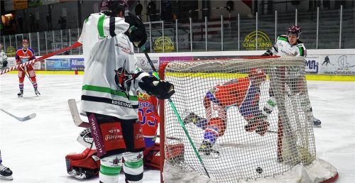Der Siegtreffer: Kevin Slezak (rechts) verwandelte einen Abpraller von der Bande mit Hilfe eines Peitinger Abwehrspieler zum 3:2 für die Starbulls Rosenheim. Foto  Butzhammer