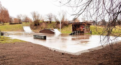Der Skaterpark Am Rothbachl wird erweitert: Der Platzstreifen vorne rechts wurde als Fundament für neue Hindernisse betoniert, der Erdbereich davor neu eingesät.Foto  Riediger