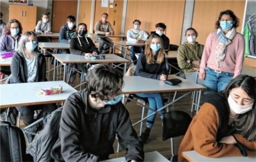 Die angehenden Abiturienten am Gymnasium Bruckmühl – hier ein Teil der Q-Deutsch-Schüler mit Oberstudienrätin Alexandra Gruber (stehend) – erhalten vollen Präsenzunterricht.