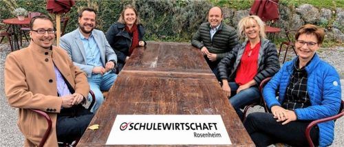 Die Aufnahme im Ausbildungsbetrieb Auto Eder Kolbermoor zeigt (von links, rundum): Rainer Munzert, Tobias Nau, Kerstin Haferkorn, Thomas Fischer, Angela Eder sowie Christina Morbitzer.Foto re