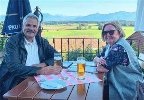 Die Aussicht genießen: Im Sommer lebt das Ehepaar in Eggstätt in seiner einstigen Ferienwohnung.