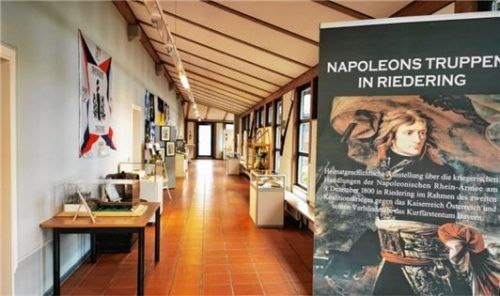 Die Ausstellung im langen Saal des Riederinger Sitzungsgebäudes.