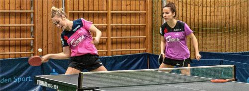 Die beiden jungen Nachwuchstars der Tischtennissparte des Sportvereins Kolbermoor, Naomi Pranjkovic (links) undLaura Tiefenbrunner, zeigen beispielhaft, wohin die qualifizierte Nachwuchsarbeit der Vereine führen kann. Sie soll durch die neuen Vereinsförderrichtlinien der Stadt explizit gestärkt und unterstützt werden. Foto Thomae