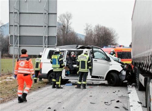 Die Feuerwehr befreite den eingeklemmten Fahrer des Kleintransporters, der daraufhin ins Rosenheimer Klinikum geflogen wurde. Foto RE