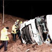 Lkw kippt auf der Autobahn um