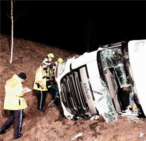 Die Feuerwehr Pfraundorf war im Einsatz, um den umgekippten Lastwagen zu bergen. Foto Reisner