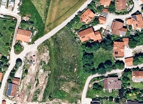 Die freie Fläche südlich der Innthaler Straße (von oberer Bildmitte nach links unten) wird das Baugebiet „Untershofen Mitte II“ in der Gemeinde Söchtenau.Foto Bayernatlas