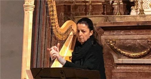 Die Harfenistin Silke Aichhorn zog ihre Zuhörer mit ihrem Können in den Bann.Foto  Mergenthal