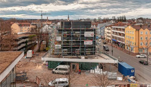 Die Innenarbeiten im Wohn- und Geschäftshaus an der Rosenheimer Straße laufen: Der Estrich ist frisch verlegt. Foto : Thomae