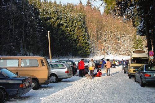 Die kostenpflichtigen Gemeindeparkplätze, hier der Parkplatz Lederstube, bieten nicht genug Platz für das Aufkommen in der Region. Fotos Rehberg