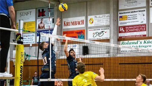 Die Partie gegen Mimmenhausen war umkämpft. Zuspieler Alex Brandstetter (links) überzeugte mit variantenreichen Aufschlägen. Charles Kahn (Bildmitte) ersetzte zwei Sätze lang David Fecko, danach kam Luis Großmann.Foto Bartsch