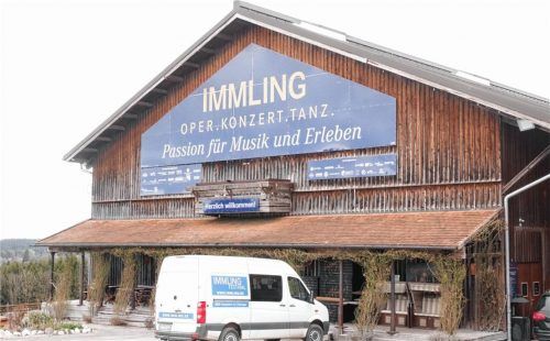 Die Reithalle wird für den Festivalbetrieb auf Gut Immling – zeitlich begrenzt – zu einer Veranstaltungshalle umgewandelt. Foto Kirchner