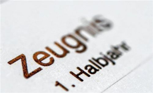 Die Schulen im Landkreis verteilen die Zeugnisse auf unterschiedlichen Wegen. Foto dpa