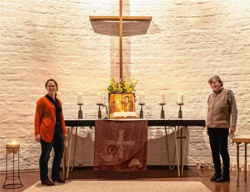 Die sechs Wochen der Passionszeit vor Ostern könnten eine Chance sein, etwas von dem Ballast abzuwerfen, den jeder mit sich herumträgt. Fasten, modern verstanden, so finden die katholische Pastoralassistentin Barbara Huber (links) und die evangelische Pfarrerin Brigitte Molnar, kann durchaus auch Aufbruch sein. Foto thomae