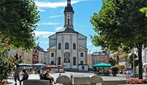 Die Stadt Traunstein will nachhaltige Handels- und Geschäftsimpulse setzen zur Überwindung der Folgen der Corona-Krise. Ebenso soll die Aufenthaltsqualität verbessert werden. Hier der Blick auf den Stadtplatz mit der St.-Oswald-Kirche. Foto Effner