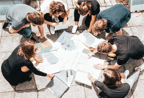 Die Teamleiter planen das Projekt: Giulia Bettini, Julian Scheuring, Barbara Salzeder, Friederike Schiff, Sebastian Obermaier, Johannes Strohm und Nadine Socher (von links).Foto TH Rosenheim