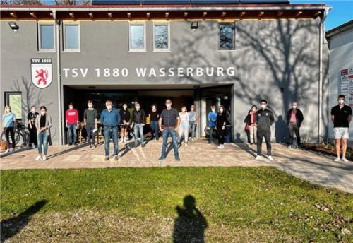 Die Test-Mannschaft im Fußball-Vereinsheim steht bereit: Unser Foto zeigt in der vorderen Reihe: Fabian Worm (Zweiter von rechts) mit dem Team aller Einsatzwilligen. Foto  Bauer