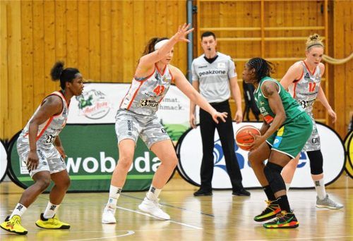 Die Wasserburgerinnen Kelly Moten, Anne Zipser und Laura Hebecker (von links) stellen sich im Pokal dem Favoriten Keltern entgegen.Foto Gabriele Hörndl