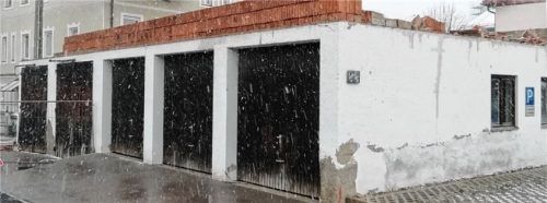 Diese Garagen und Lagerräume des Bauhofs am Josef-Pertl-Weg werden einer neuen Sporthalle weichen. Foto Rehberg