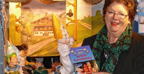 Dorle Dengg mit der Edelweißprinzessin und ihrem Jubiläumsbuch. Foto Hoffmann