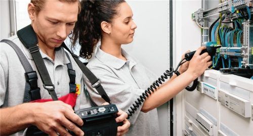 E-Zubi und Elektrotechniker führen Messung an Verteiler durch. Foto ArGe Medien im ZVEH
