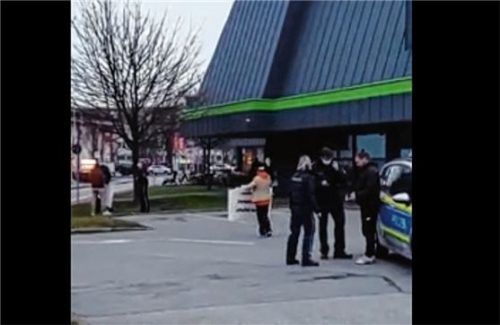 Ein Ausschnitt von dem Video, das viral gegangen ist. Wegen einer illegalen Versammlung hat es einen Polizeieinsatz in Rosenheim gegeben. Foto screenshot Facebook