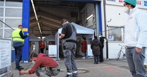 Ein Berufskraftfahrer scannt den erforderlichen Strichcode auf sein Handy, rechts im Bild Nike Stranzky.Foto Ruprecht
