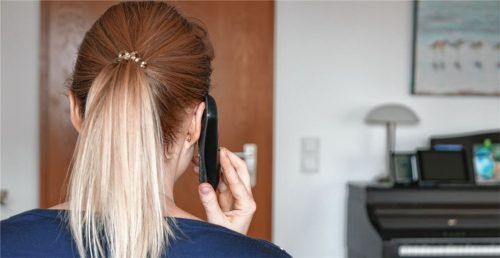 Ein Gespräch von Mensch zu Mensch kann helfen – auch wenn es nur am Telefon stattfindet. Ein neues Angebot der „Kontaktstelle Bürgerschaftliches Engagement“ soll Corona-Erkrankte mit jenen zusammenbringen, die sich bereits mit dem Virus infiziert hatten.Foto KBE