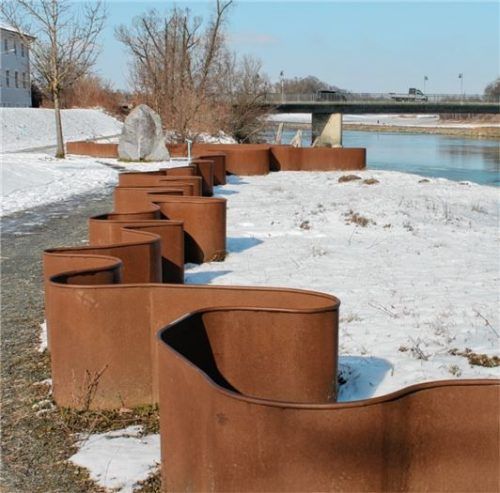 Ein Kunstwerk am Innufer stellt den Lauf des Flusses von St. Moritz bis Passau dar.