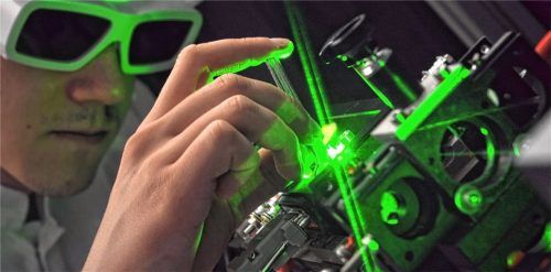 Ein Mechatroniker arbeitet mit einem Laser. Einen ähnlichen wird auch Marlene Reissinger vom Ignaz-Günther-Gymnasium Rosenheim beim internationalen Physikwettbewerb benutzen. Foto Jan-Peter Kasper/dpa